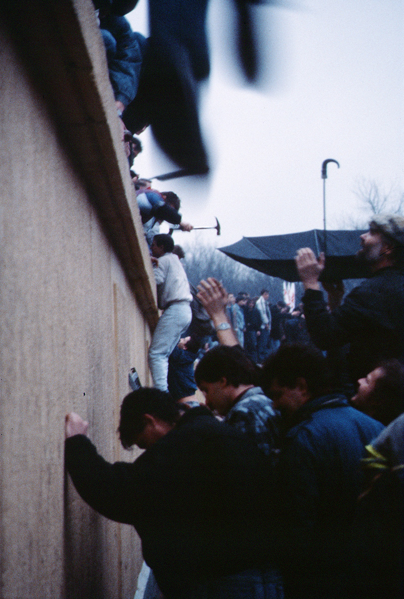 Raphaël Thiémard, Občania NDR preliezajú a ničia Berlínsky múr, november 1989. Thiémard Horlogerie